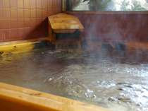 大きくはございませんが、高山温泉の総檜風呂です。