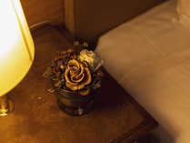 【客室イメージ】ベッドの横にもさりげない華やかさをプラス。インテリアにこだわりを