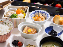 【ご朝食　和朝食】九州の食材を使った丁寧なおかず。少しずつ＆たくさんの種類をお召し上がりください
