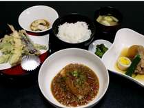 【日替わり夕定食】《参考例１》変り麻婆豆腐、天ぷら、煮物、香物、ご飯、味噌汁