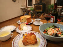 *夕食一例／暖かい雰囲気の食事会場でご家族や仲間で思い思いのお時間をお過ごしくださいませ。