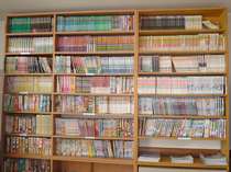 マンガ本から雑誌まで約１０００冊充実のライブラリー