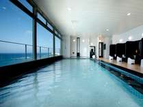 本館大浴場　東シナ海を眺めながらご入浴いただけます。
