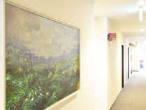 【館内】館内に展示している絵画は三軌会会員佐々木忠和画伯の作品です。