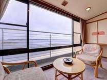 【本館和室】全室オーシャンビュー。日間賀島の海に癒されるひと時をお過ごし下さい。