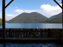 源泉100％の露天風呂から、静かな湖畔とぽってりした「くちびる山」を一望　