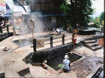 野沢温泉の名所、麻釜、９０度の源泉が湧き出ている。