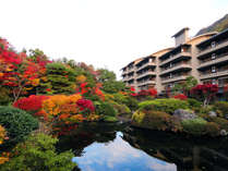 【日本庭園-水月園-】　水鏡のように景色を映しこむ庭園の湖。秋のそれはまさに絶景！