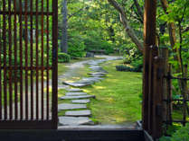 広大な敷地にひろがる日本庭園は、まさに幽玄の世界＿＿＿。 写真