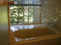 お部屋のお風呂は『温泉』が出ます。大きな出窓で朝風呂が気持ち良かったと感想いただきます。