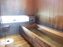 *【本館】客室風呂/古代檜造りのバスルームを全室完備。