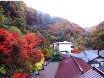 黄金色の巨石露天風呂　横谷温泉旅館