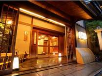 【川辺の館・碧川閣】年月を経て風格のある碧川閣玄関。京都らしい風情が漂います。