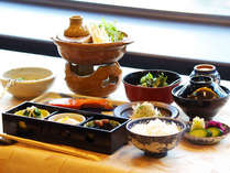 朝はからだにやさしい和定食をご用意します。三種盛り、焼魚、湯豆腐等（献立は毎日変わります）