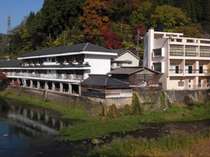 妙見大橋より眺める天降川と中津川の真ん中に立つ田島本館