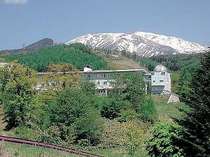 残雪がのこる初夏の御嶽山 写真