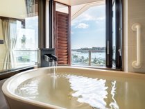 名月風月　室内半露天風呂　窓際に天然温泉のお風呂があり、窓を開放して景色や波音を堪能できます