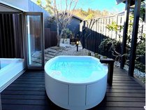 プレミアムダブル「荀」は大型の温泉露天風呂が2つ配された贅沢な空間・・・