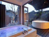 プレミアムダブルには２つの温泉露天風呂が備えられ贅沢な入浴が叶う・・・