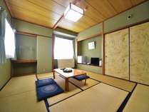 和室：10畳の部屋です。定員４名ですが最大５名様まで可能。※但しかなり狭い。