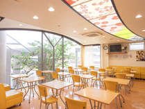 *【2Fレストラン】窓が大きく明るいレストランでご朝食・お夕食をご提供いたしております。