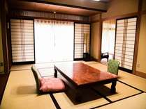 本館のお部屋。日本の古き良き旅館の趣をそのままに、ごゆっくりお過ごしいただける客室です。