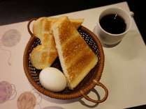 無料のモーニングコーヒーはバタートーストとゆで卵付き。※コーヒーはオレンジジュースに変更可能です。