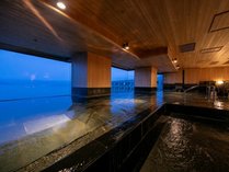 最上階14階『湖空の湯』信州の雄大な景観が窓一面に広がります。
