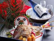柿本家オリジナル日本酒にお祝い鯛。家族の大切なお祝いに赤いちゃんちゃんこ貸出も