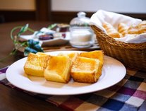 【朝食】「ホテルブレッド椿」のフレンチトースト。クリームトッピングもおすすめ◎