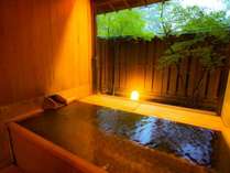 【無料貸切露天風呂：二人静】抗菌作用のあるヒバ材を使ったお風呂です。貸切タイム15:00～23:00