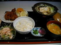 夕食　日替わり定食　一例　鶏のから揚げ　鮭と帆立のバター醤油陶板焼き　スモークチキンのマリネ