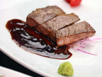 広島牛のステーキは、自家製ベリーソースとわさびをご一緒に・・・♪