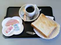 ・パン朝食：トースト、チーズ、ジャム＆マーガリン（日替り）、ハム、コーヒー（飲み放題）など