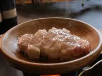 宿名物料理：元気豚ロースの陶板焼き