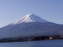 頭に雪冠をかぶった富士。紅葉と雪冠の富士山の共演を楽しんで！