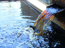 #海ひばりの温泉は、毎分67リットルの湯量とミネラル豊富で真っ黒の源泉が特徴。