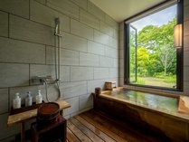 1階客室風呂。浴槽は青森ヒバを使用。源泉掛け流しで客室にいながら山の神のお湯をひとり占め出来ます。