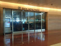 第2ターミナルとは扉一枚で直結。空港にいることを忘れる、落ち着きあるホテルへ。