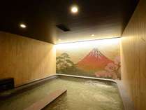 女性大浴場：赤富士を眺めながらのんびり♪