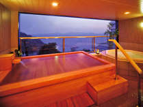 大浴場の露天風呂からは三河湾を明るく照らし始める美しい朝日の情景が。※写真は婦人露天風呂・温泉