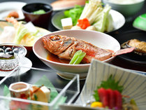 春の和食膳、旬の食材を中心に、鮑の陶板焼きと、姿の煮魚が付きます