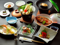 春の和食膳、旬の食材を中心に、鮑の陶板焼きと、姿の煮魚が付きます