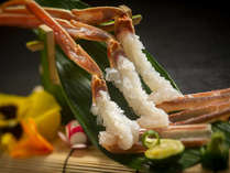 城崎の冬といえばやはり蟹！【活松葉がに】は、白く輝く『花咲く蟹刺し』で甘みと独特の舌触りと愉しんで♪