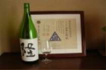テイスティンググラスを使い、いくつかのお酒を利いてみると、日本酒ごとの味の違いがはっきりわかります。