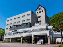 【ホテルの全景】道道小樽定山渓線沿い。緑に囲まれた自然豊かな環境。