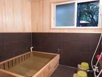 檜の内壁、木曽サワラの浴槽、ヒノキ柄のタイルでコントラスも良く木の香タップリの内風呂