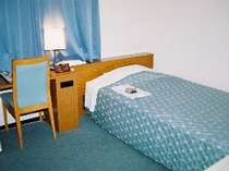 【シングルA】(別館):110cm幅のベッドとベッドの他にベッド一つ分の床の広さがあります。
