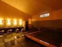 源泉かけ流し離れの湯屋「森乃湯」の内風呂。昔ながらの湯治場の雰囲気を感じさせます。