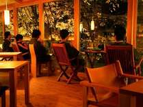 「森乃湯」の茶屋（お休み処）。窓から四季折々の景観を眺め、リラックスしてください。